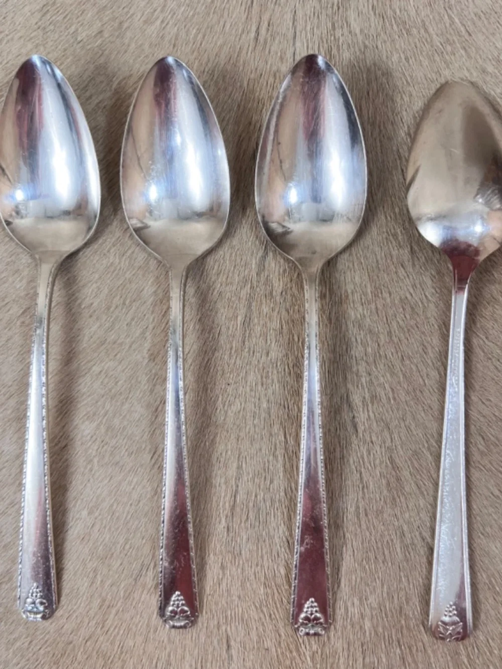 Oneida Silver Prestige 1945 'Bordeaux' Silverplate 43-Piece Flatware Set w/ Box